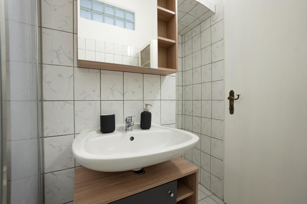 Lovely 1-Bedroom Apartment Next To Praterstern Viena Exterior foto