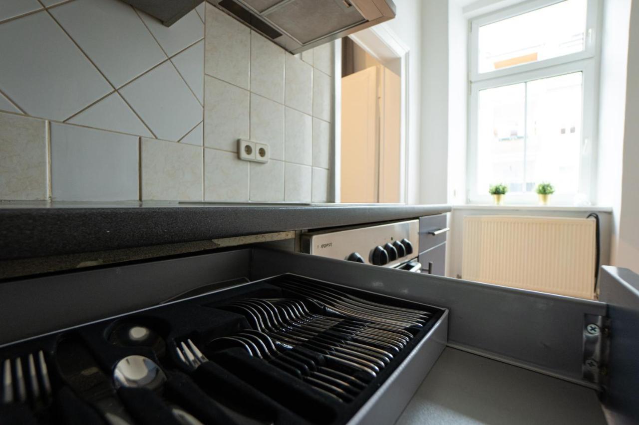 Lovely 1-Bedroom Apartment Next To Praterstern Viena Exterior foto